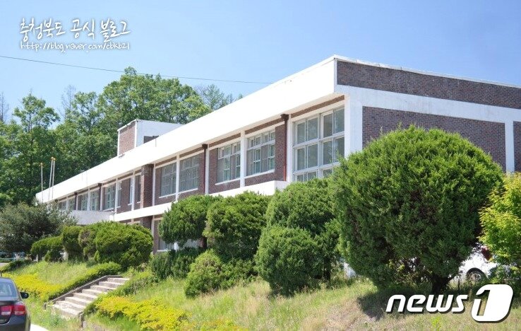 본문 이미지 - 폐교된 괴산 감물중. (충북도 제공) ⓒ News1