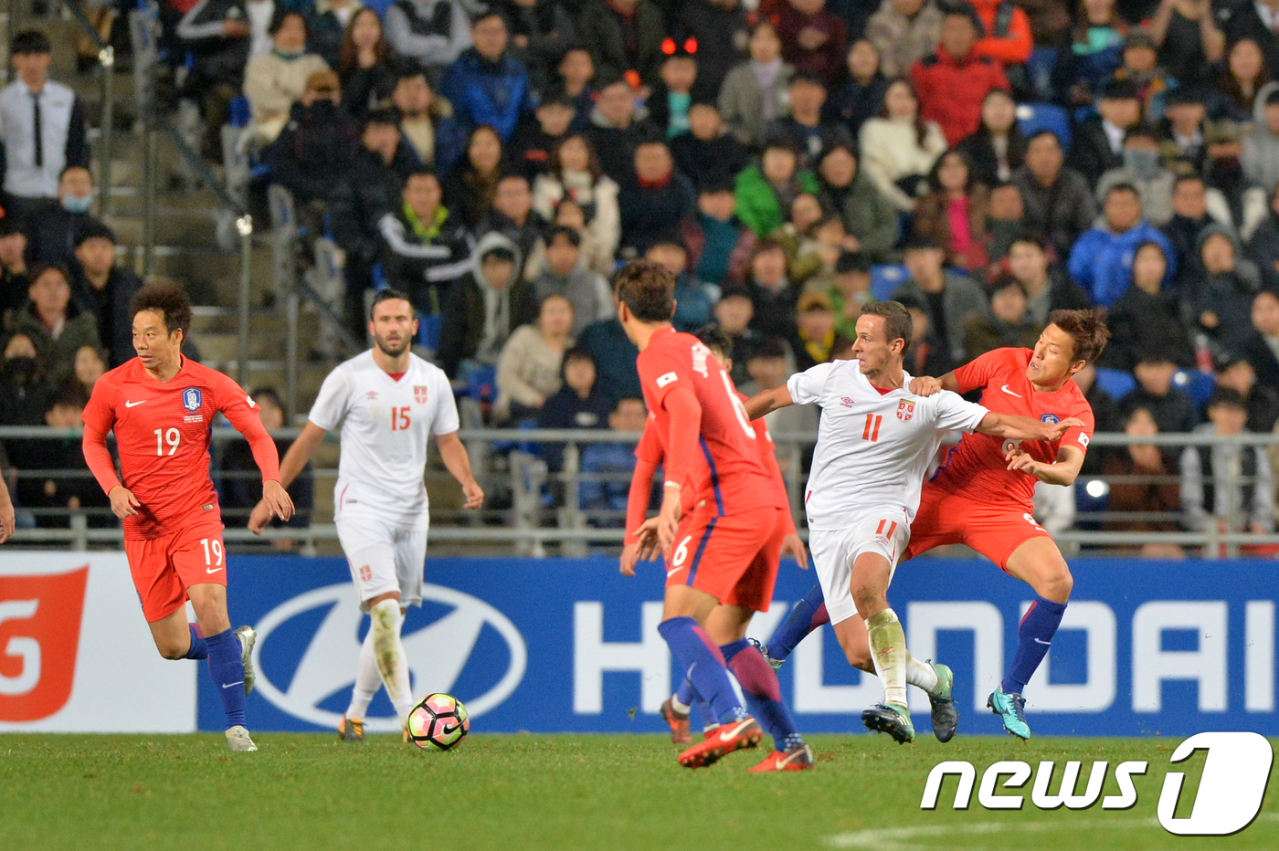 (울산=뉴스1) 최창호 기자 = 14일 울산 문수경기장에서 열린 한국 대 세르비아 축구대표팀 평가전 경기 후반 양팀 선수들이 몸싸움을 하고 있다.2017.11.14/뉴스1
