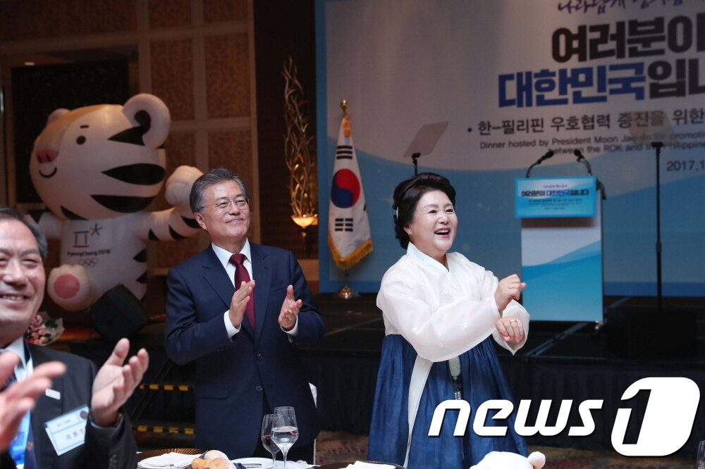 본문 이미지 - 문재인 대통령과 부인 김정숙 여사가 14일 오후(현지시간) 필리핀 마카티 샹그릴라 호텔에서 열린 동포간담회에서 필리핀 현지 활동 개그맨이자 평창홍보대사로 위촉된 라이언방이 강남스타일을 개사해 평창 스타일을 부르자 흥이 난 김정숙 여사가 말춤을 따라 해보고 있다. (청와대) 2017.11.15/뉴스1 ⓒ News1 이광호 기자