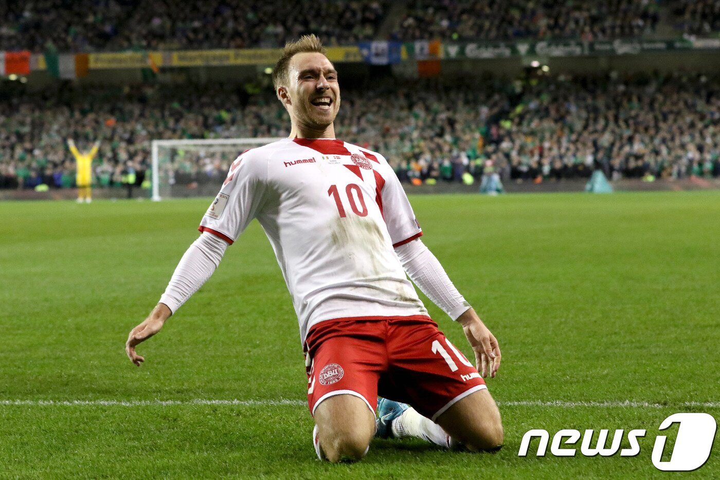 본문 이미지 - 2018 러시아 월드컵 유럽 지역예선 플레이오프 아일랜드와의 경기에서 해트트릭을 달성한 크리스티안 에릭센. ⓒ AFP=News1