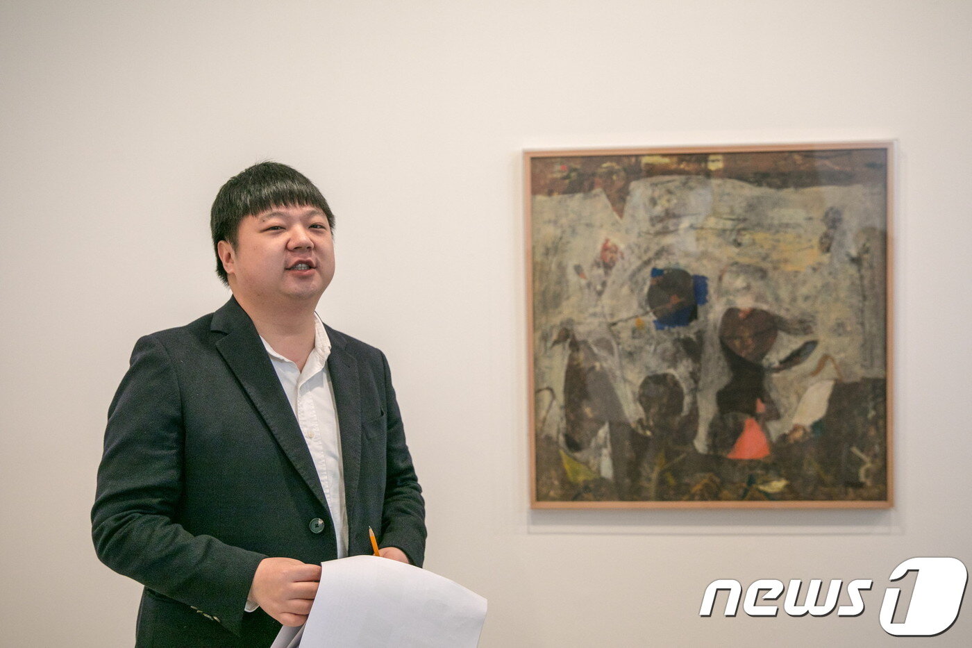 본문 이미지 - 오세열 개인전 설명하는 우정우 실장ⓒ News1