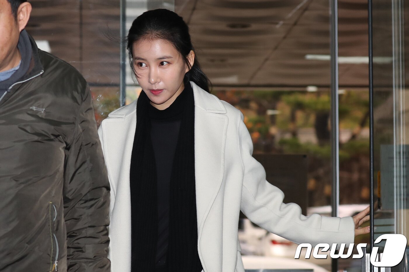 본문 이미지 - 방송인 김정민이 전 남자친구 손씨를 상대로 낸 공갈 및 협박 혐의 관련 3회 공판에 증인으로 출석하기 위해 15일 오후 서울 서초구 서울중앙지방법원에 들어서고 있다. 2017.11.15./뉴스1 ⓒ News1 임세영 기자