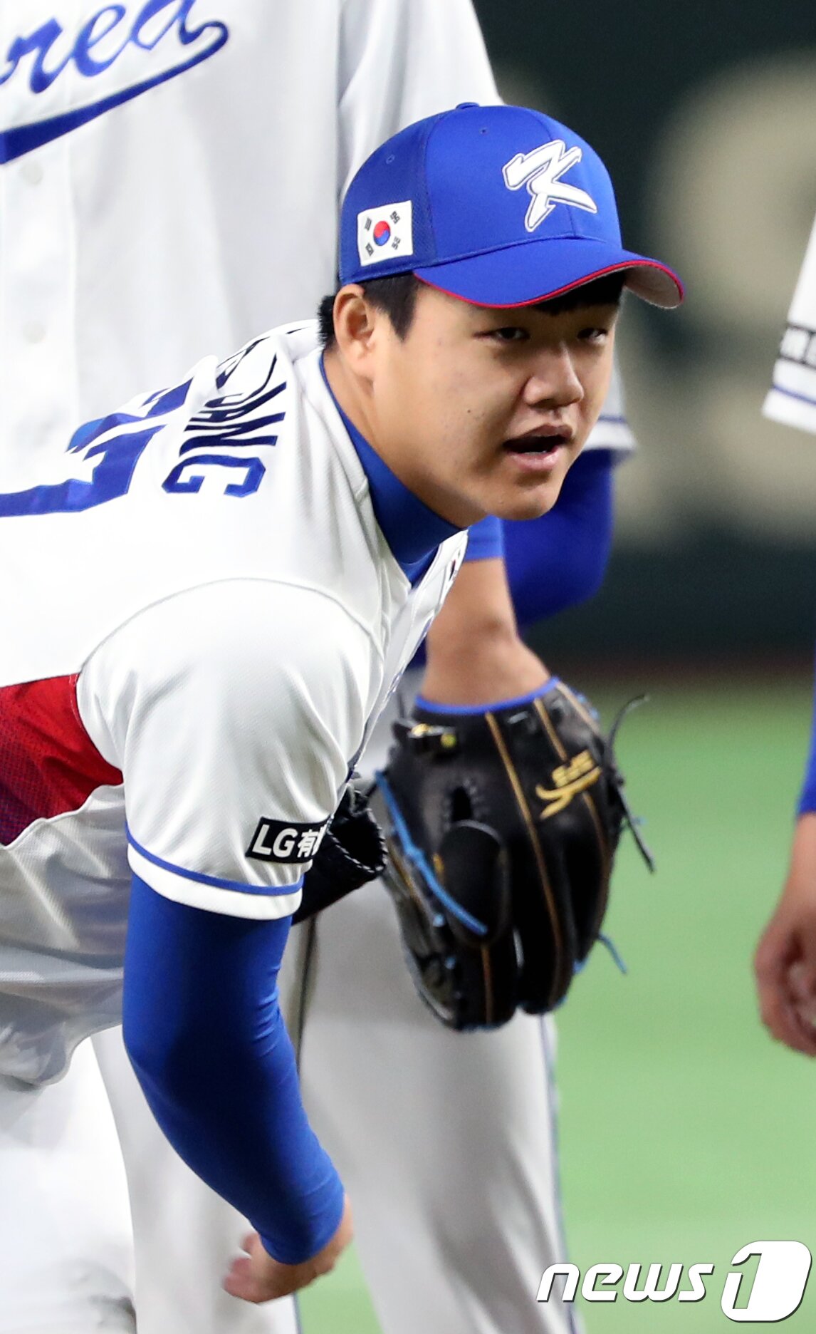 본문 이미지 - 2017아시아프로야구챔피언십(APBC)에 출전하는 대한민국 대표팀 장현식이 15일 일본 도쿄돔에서 훈련을 하고 있다. 선동열 감독은 이날 기자회견을 통해 오는 16일 개최국 일본과 첫 경기 선발 투수를 장현식으로 예고 했다. 2017.11.15/뉴스1 ⓒ News1 황기선 기자