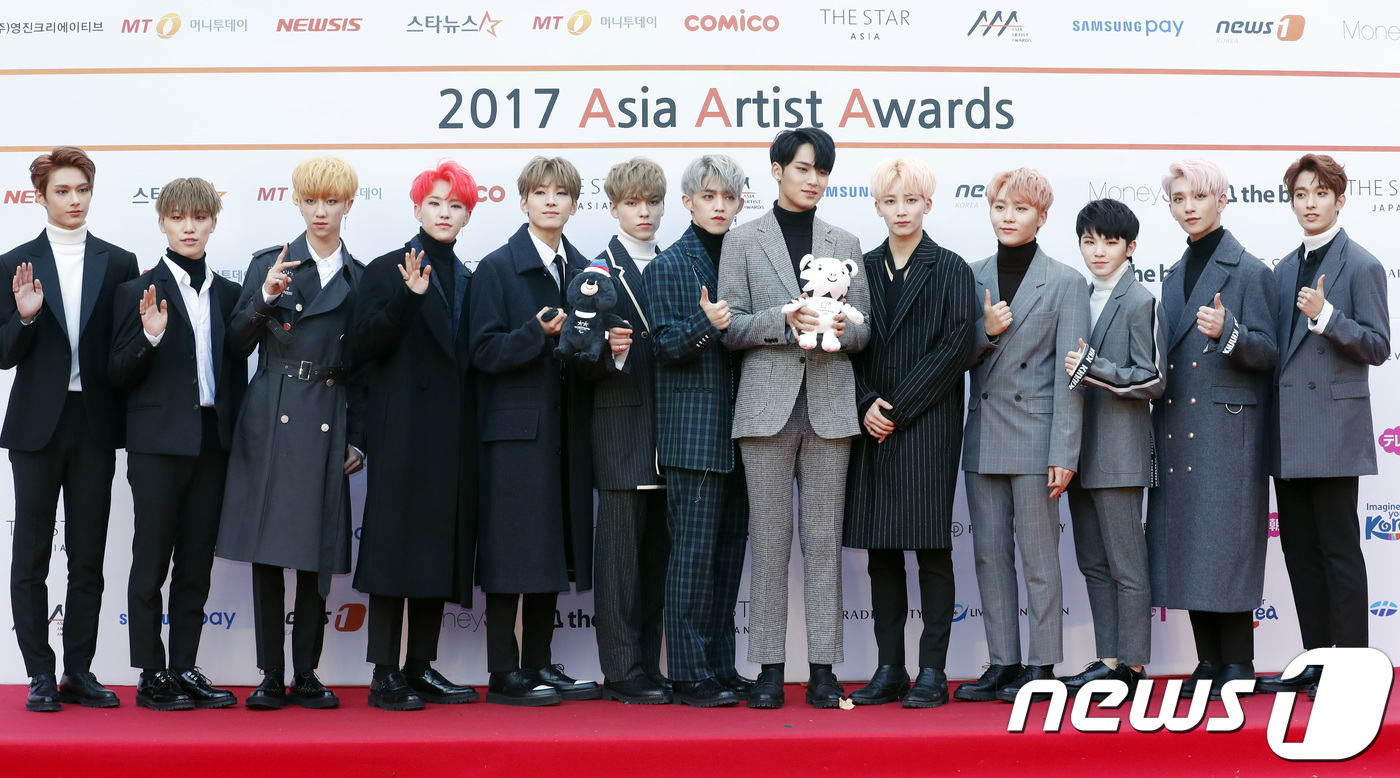 (서울=뉴스1) 권현진 기자 = 세븐틴이 15일 오후 서울 잠실종합운동장 실내체육관에서 열린 2017 아시아 아티스트 어워즈(AAA) 레드카펫 행사에 참석해 포즈를 취하고 있다. …