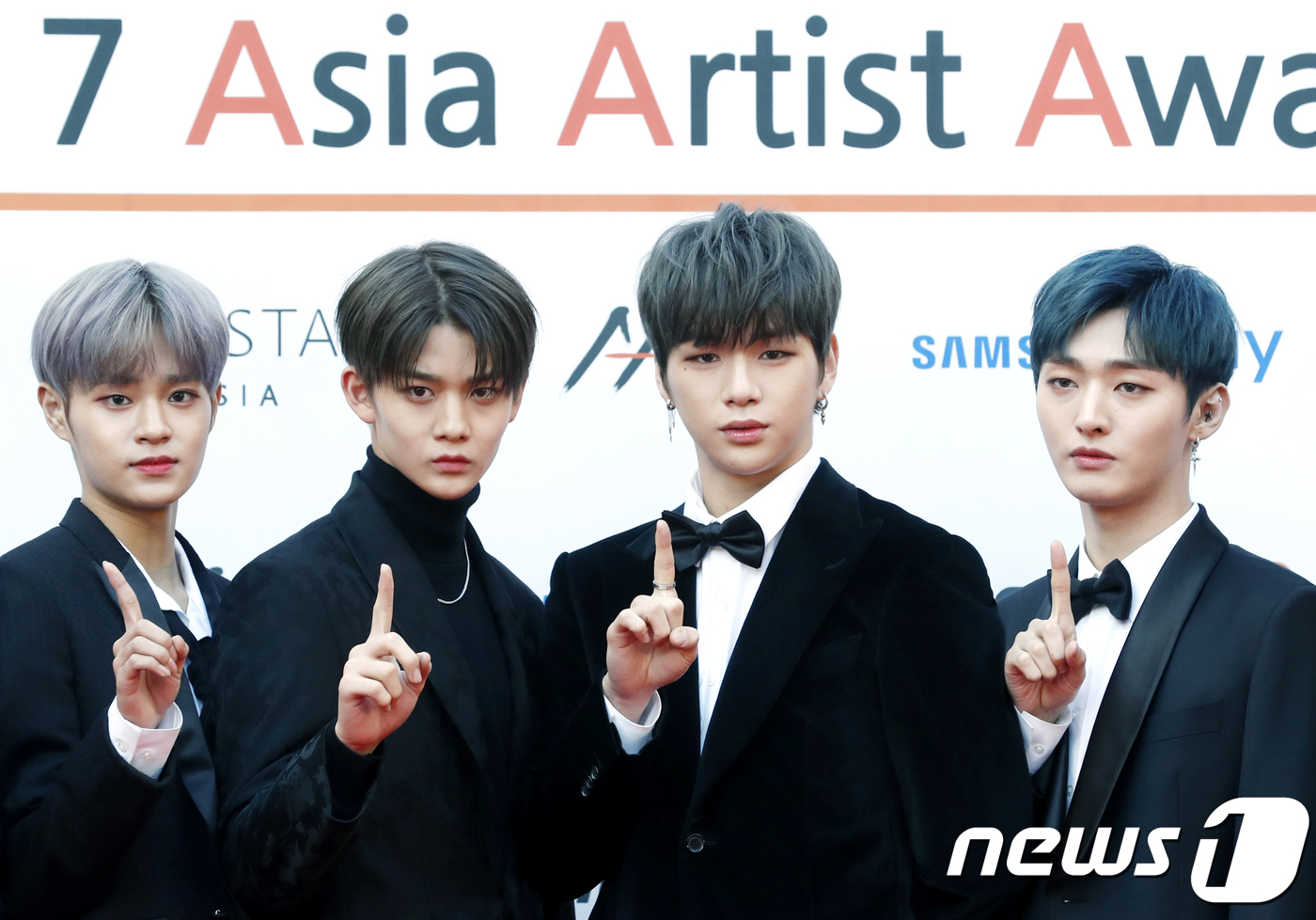 (서울=뉴스1) 권현진 기자 = 워너원 이대휘(왼쪽부터), 배진영, 강다니엘, 윤지성이 15일 오후 서울 잠실종합운동장 실내체육관에서 열린 2017 아시아 아티스트 어워즈(AAA) …