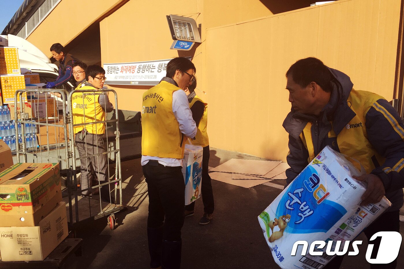 본문 이미지 - 규모 5.4 포항 지진 발생 이틀째인 16일 경상북도 포항 이마트 포항점에서 직원들이 포항 이재민들에게 전달할 긴급 구호물품을 차량에 싣고 있다.(이마트 제공) 2017.11.16/뉴스1
