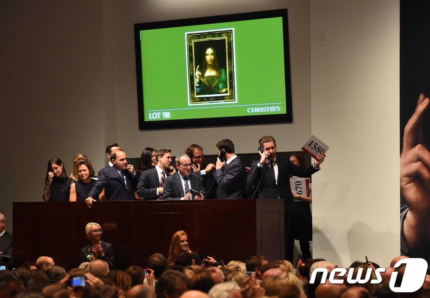 본문 이미지 - 경매 현장의 뉴욕 크리스티 직원들. ⓒ AFP=뉴스1