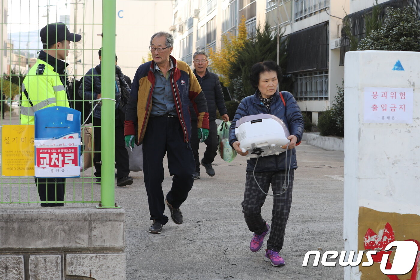본문 이미지 - 역대 두번째 규모인 5.4의 지진 발생 이틀째인 16일 오후 붕괴 위험으로 출입이 통제된 경북 포항시 북구 대성이파트에서 주민들이 옷가지 등 짐을 챙겨 나서고 있다. 2017.11.16/뉴스1 ⓒ News1 박정호 기자