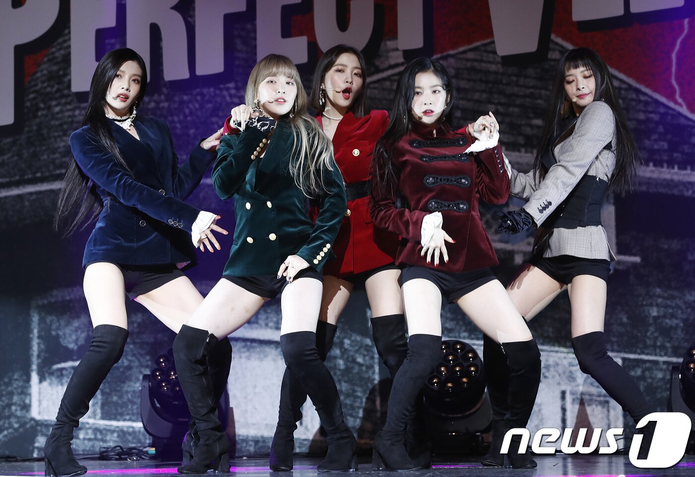 본문 이미지 - 레드벨벳 조이(왼쪽부터), 웬디, 예리, 아이린, 슬기가 16일 오후 서울 SM TOWN 코엑스 아티움에서 열린 정규 2집 ‘퍼펙트 벨벳’ 언론 쇼케이스에 참석해 매력을 발산하고 있다. 2017.11.16./뉴스1 ⓒ News1 권현진 기자