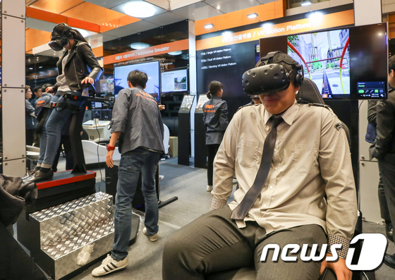 '2017 대한민국 산업기술 R&D 대전'에서 VR 체험을 하고 있는 관람객들 /뉴스1 DB