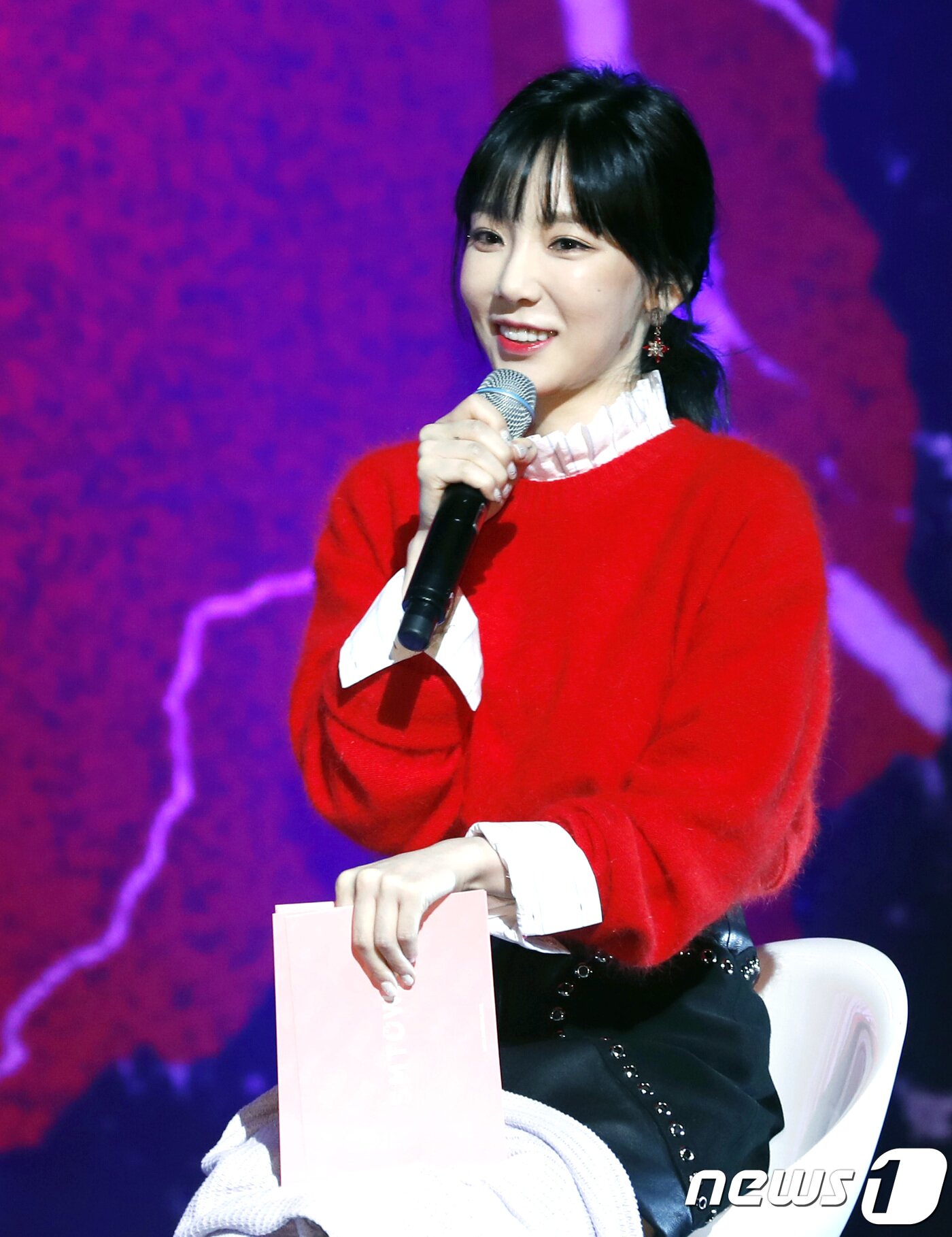 본문 이미지 - 소녀시대 태연이 16일 오후 서울 SM TOWN 코엑스 아티움에서 열린 레드벨벳 정규 2집 ‘퍼펙트 벨벳’ 언론 쇼케이스에 참석해 진행을 보고 있다. 2017.11.16./뉴스1 ⓒ News1 권현진 기자