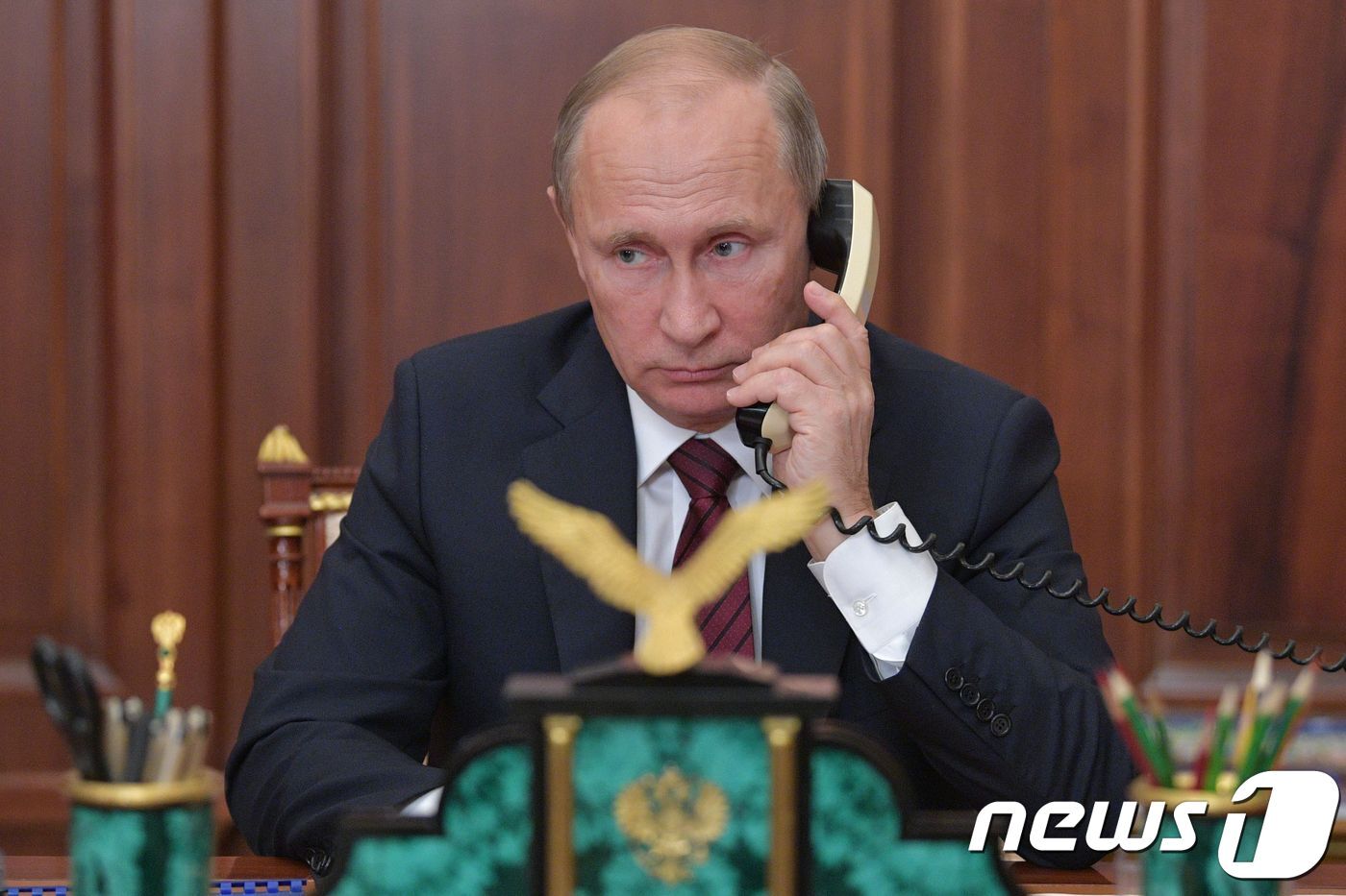 본문 이미지 - 블라디미르 푸틴 러시아 대통령이  2017년 모스크바 크렘린에서 도네츠크 민주공화국의 지도자인 알렉산더 자카첸코,루한스크 인민공화국의 지도자인 이고르 플로트니츠키와 전화통화를 하고 있다. ⓒ AFP=뉴스1 ⓒ News1 우동명 기자
