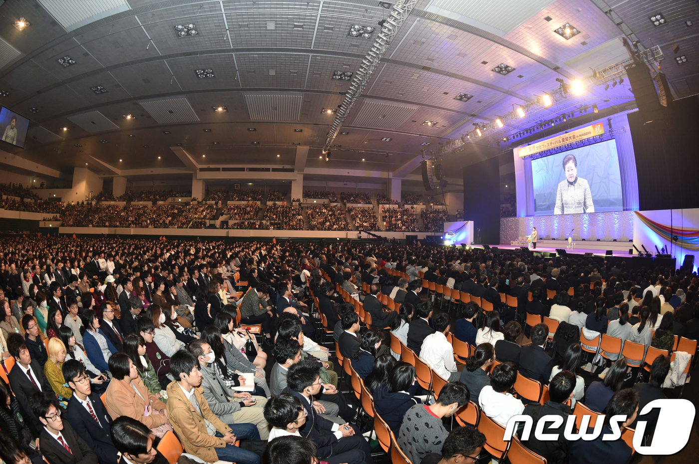 (서울=뉴스1) = 16일 일본 나고야 아이치현체육관에서 '가족의 힘 : 행복한 가정, 약동하는 일본, 희망의 세계로'를 주제로 열린 '효정문화페스티벌 아이치대회'에서 한학자 세계 …