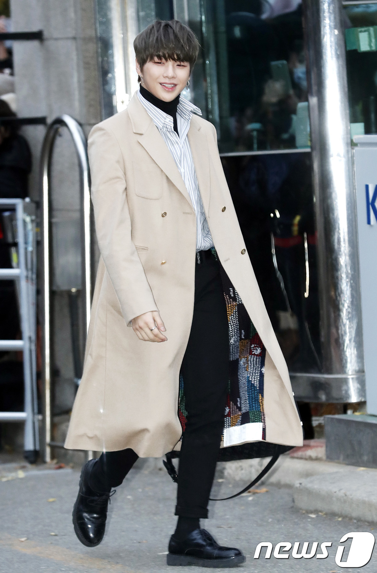 (서울=뉴스1) 권현진 기자 = 워너원 강다니엘이 17일 오전 서울 여의도 KBS 신관 공개홀에서 열린 KBS 2TV '뮤직뱅크'(이하 뮤뱅) 리허설에 참석하기 위해 방송국으로 들 …