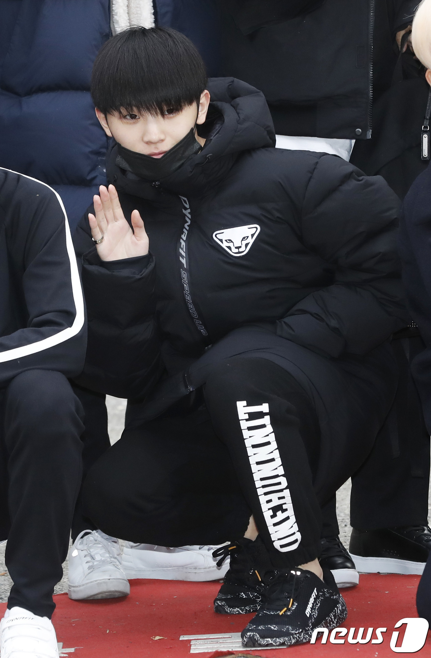 (서울=뉴스1) 권현진 기자 = 세븐틴 우지가 17일 오전 서울 여의도 KBS 신관 공개홀에서 열린 KBS 2TV '뮤직뱅크'(뮤뱅) 리허설에 참석하기 위해 방송국으로 들어서며 인 …