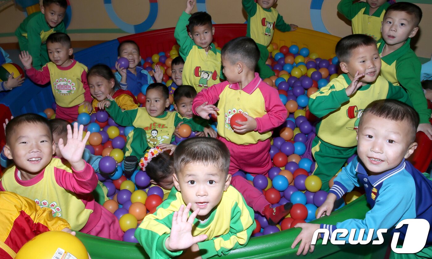 본문 이미지 - 14일 오후 북한 강원도 원산시 원산애육원에서 아이들이 고무공 놀이를 즐기고 있다. 애육원은 부모를 모두 잃은 5세와 6세 아이들을 국가에서 키워주는 시설이다. 2017.11.17/뉴스1 ⓒ News1 재미언론인 진천규 방북 취재