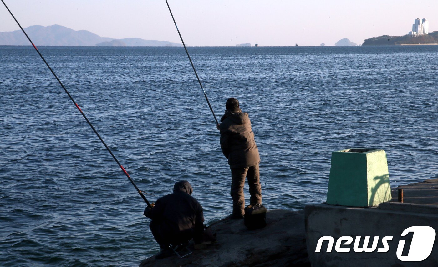 본문 이미지 - 15일 오전 북한 강원도 원산 앞바다 장덕섬에서 주민들이 낚시를 하고 있다. 2017.11.17/뉴스1 ⓒ News1 재미언론인 진천규 방북 취재