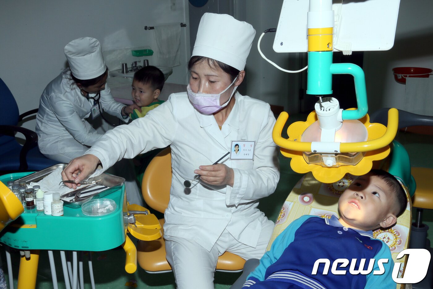 본문 이미지 - 14일 오후 북한 강원도 원산시 원산애육원에서한 아이가 치과진료를 받고 있다. 애육원은 부모를 모두 잃은 5세와 6세 아이들을 국가에서 키워주는 시설로, 원산애육원에서는 17명의 보육교사가 130명의 아이들을 교육하고 있다. 2017.11.17/뉴스1 ⓒ News1 재미언론인 진천규 방북 취재