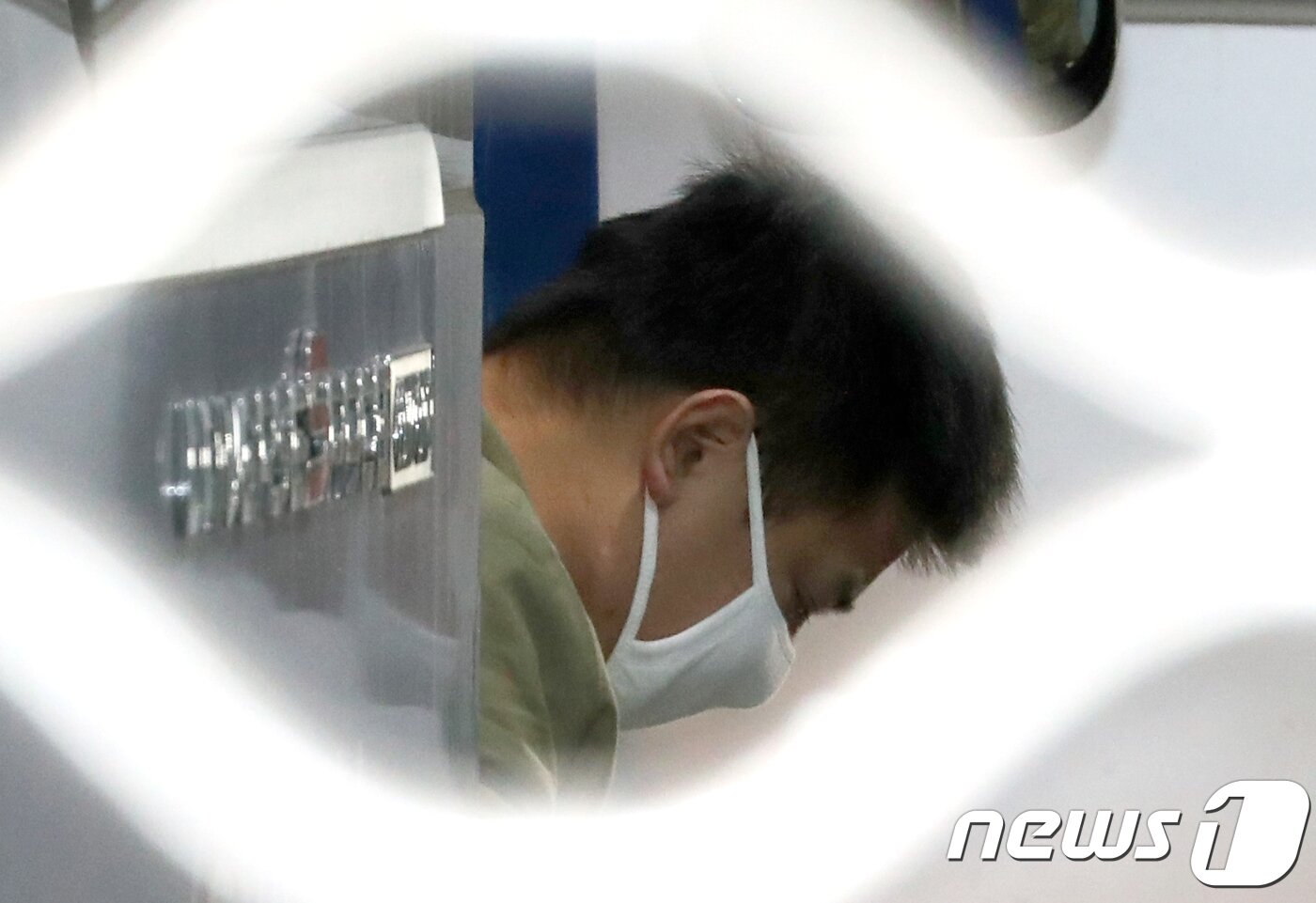 본문 이미지 - 중학생 딸 친구를 유인·추행해 살해하고 사체를 유기한 혐의로 구속기소된 '어금니 아빠' 이영학이 첫 재판을 받기 위해 16일 오후 서울 도봉구 서울북부지방검찰청에 들어서고 있다. 2017.11.17/뉴스1 ⓒ News1 허경 기자