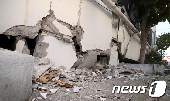 경북 포항시 북구 흥해읍의 대성아파트의 벽면이 지진으로 인해 내려앉아 있다. 2017.11.17/뉴스1 © News1 장수영 기자