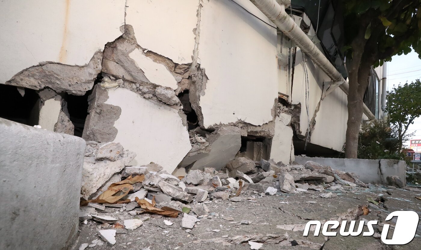 본문 이미지 - 경북 포항시 북구 흥해읍의 대성아파트의 벽면이 지진으로 인해 내려앉아 있다. 2017.11.17/뉴스1 ⓒ News1 장수영 기자