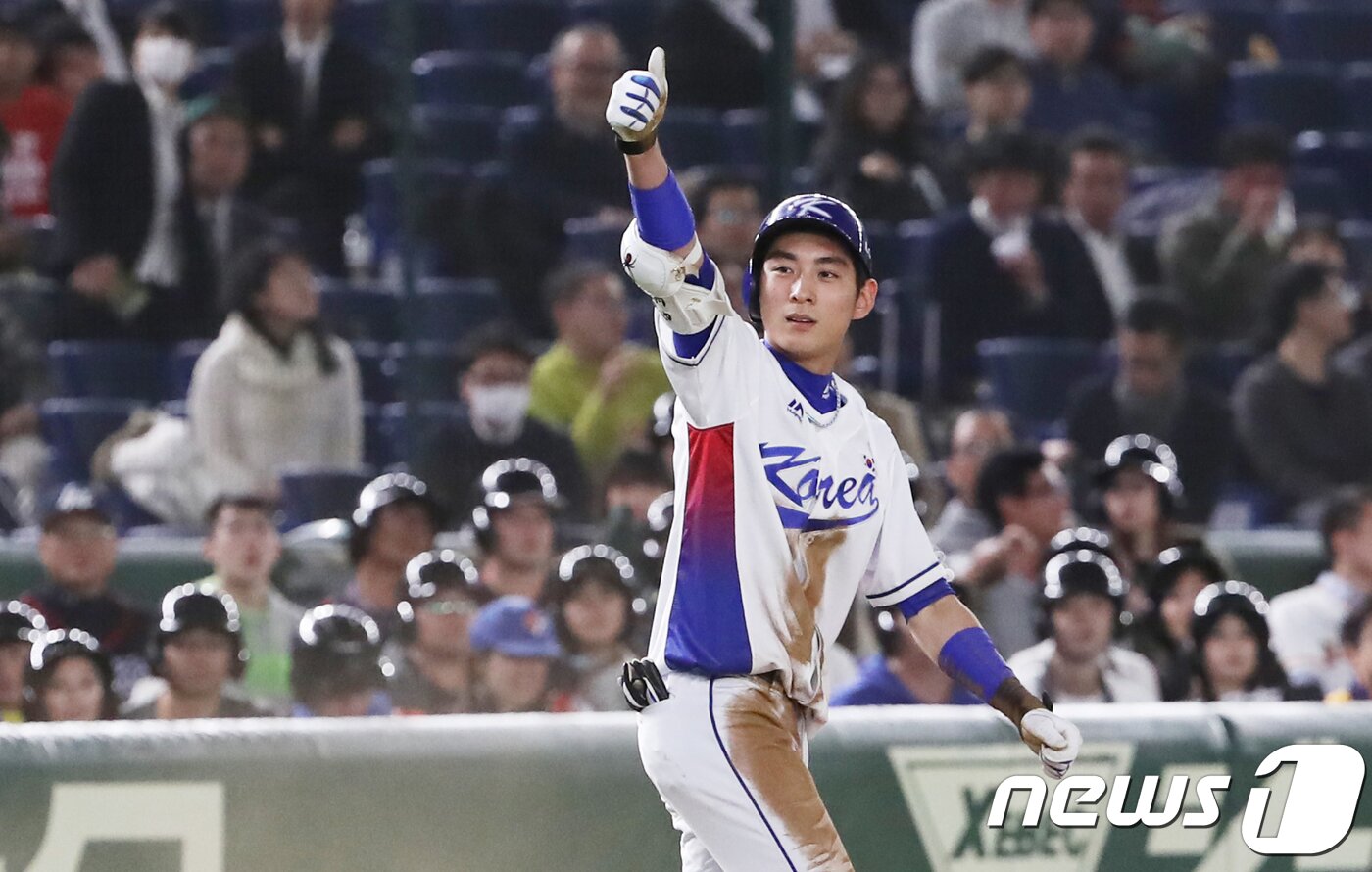 본문 이미지 - 이정후가 대만전 6회말 2사 1루에서 1타점 3루타를 치고 기뻐하고 있다. 2017.11.17/뉴스1 ⓒ News1 황기선 기자