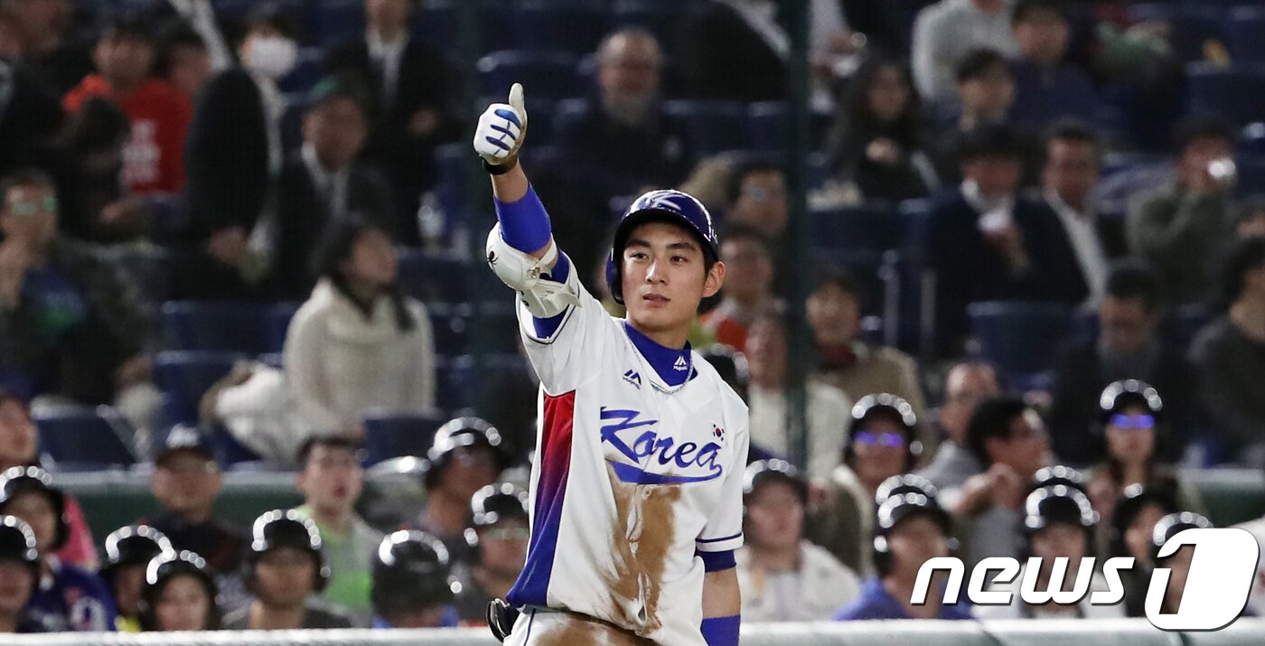 본문 이미지 - 이정후가 대만전 6회말 2사 1루에서 1타점 3루타를 치고 기뻐하고 있다. 2017.11.17/뉴스1 ⓒ News1 황기선 기자