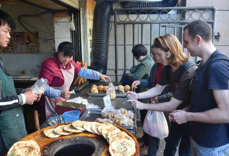 본문 이미지 - 노점상에서 모바일 결제를 하고 있는 외국인들 - 구글 갈무리