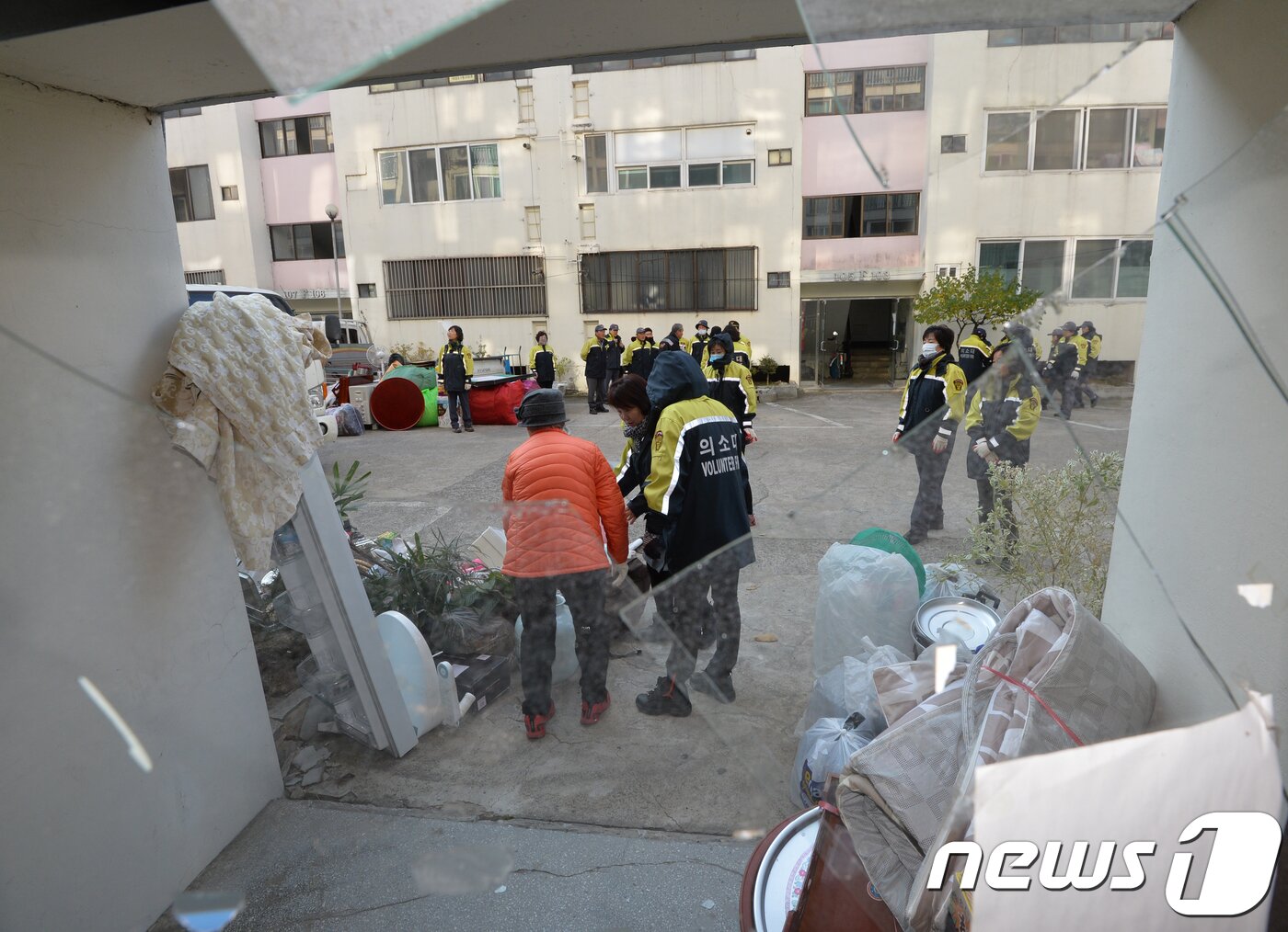 본문 이미지 - 경북 포항지역 의용소방대원들이 18일 오전 북구 흥해읍 마산리 대성아파트에서 이재민들의 짐을 옮기고 있다.진앙지와 가까운 대성아파트에 사는 주민들은 임시 대피소가 마련된 흥해대피소와 친지집으로 피신해 있다.2017.11.18/뉴스1 ⓒ News1 최창호 기자