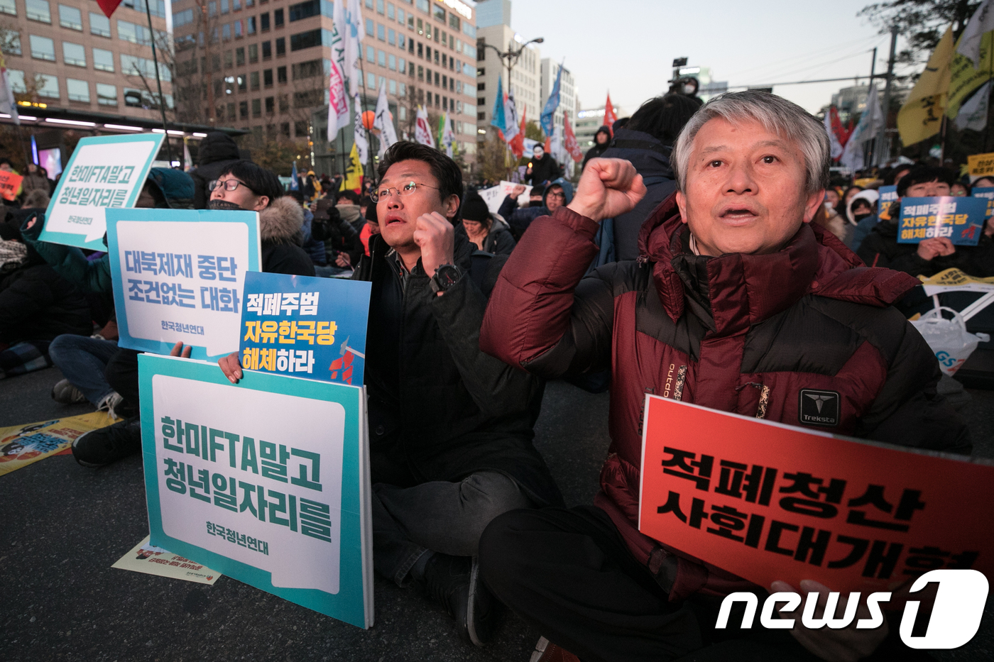 (서울=뉴스1) 이승배 기자 = 민중총궐기투쟁본부, 4.16연대, FTA대응 범국민대책위원회 등 시민사회단체 소속 회원들이 18일 오후 서울 여의도 국회 앞에서 열린 적폐청산, 사 …