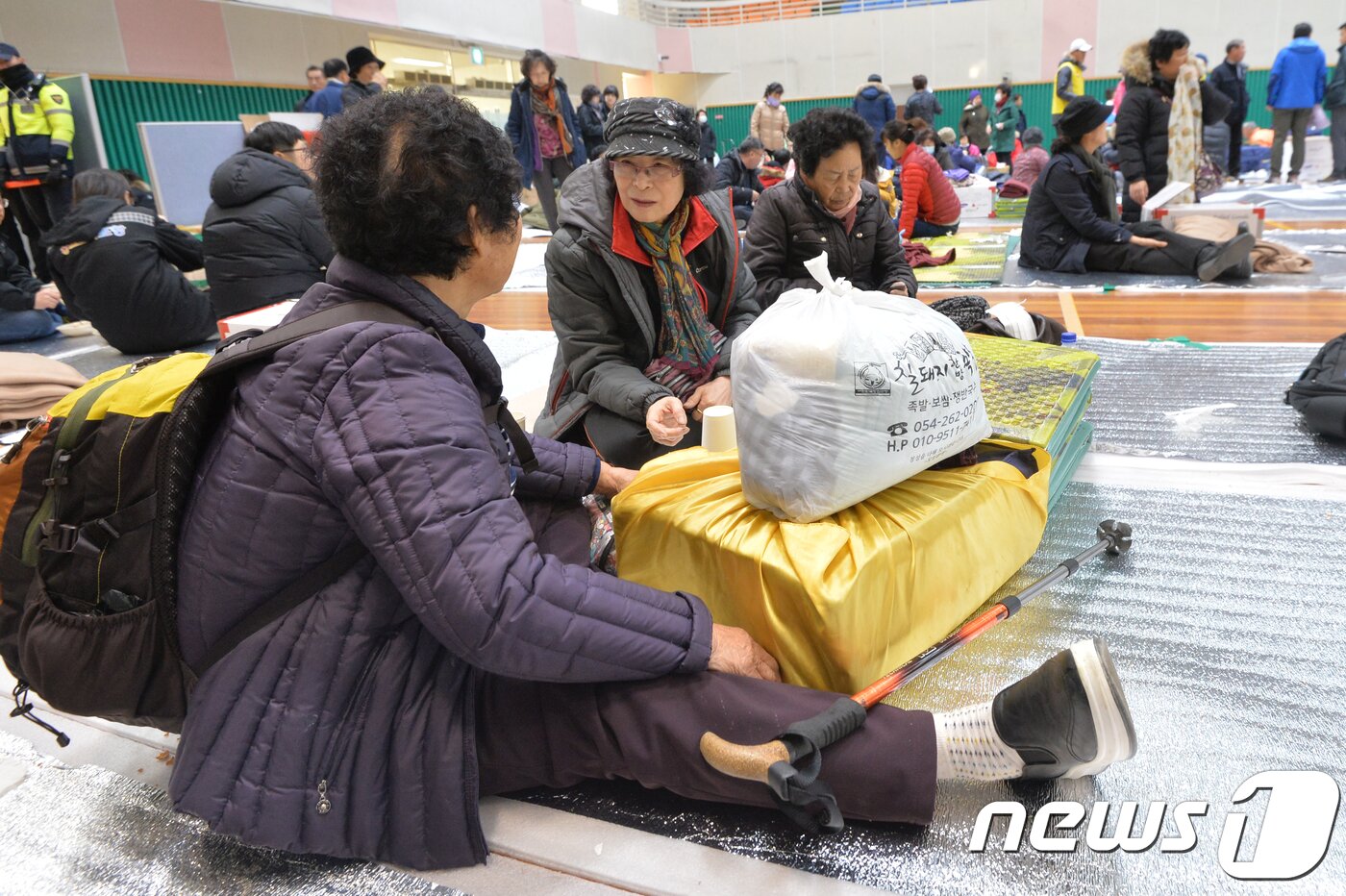 본문 이미지 - 경북 포항시 북구 흥해실내체육관에서 대피 중이던 흥해 대성아파트 주민들이 19일 오전 흥해공업고등학교와 흥해 남산초등학교로 거처를 옮기기 위해 짐을 꾸리고 있다.포항시는 북구 대도중학교에 있던 이재민은 기쁨의 교회로 18일부터 거처를 옮기고 있다.2017.11.19/뉴스1 ⓒ News1 최창호 기자