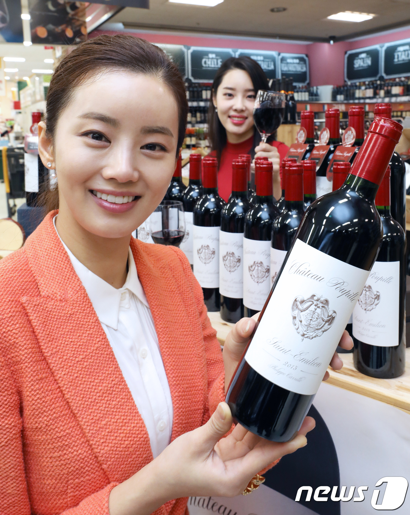 (서울=뉴스1) 구윤성 기자 = 19일 서울 이마트 용산점에서 모델들이 이마트 개점 24주년을 맞아 출시한 프리미엄 와인 '샤또 뿌삐유'를 선보이고 있다. 이마트는 2013년 빈티 …