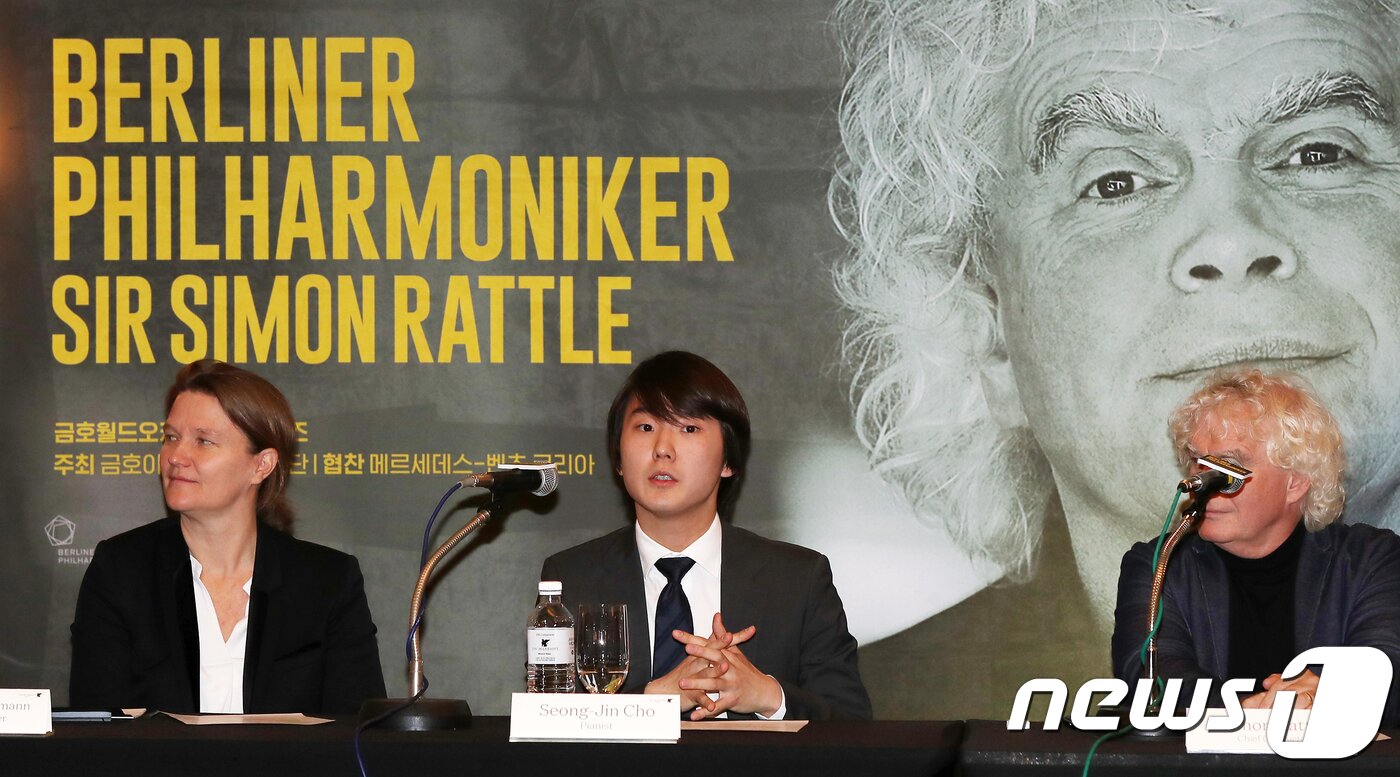 본문 이미지 - 피아니스트 조성진이 19일 오후 서울 서초구 JW메리어트호텔에서 열린 '2017 베를린 필하모닉 내한공연 기자회견'에 참석해 소감을 밝히고 있다. '2017 사이먼 래틀 & 베를린 필하모닉 내한공연' 협연자가 중국 피아니스트 랑랑에서 조성진(23)으로 대체됐다. 랑랑은 왼팔건초염 증상으로 연주를 취소했다. 베를린 필하모닉은 대체 프로그램으로 금호아시아나문화재단이 제안한 피아니스트 조성진의 협연무대를 독일과 홍콩, 한국에서 선보이기로 했다. 조성진은 지난 2015년 한국인 처음으로 쇼팽 콩쿠르에서 우승을 차지하며 세계적인 클래식 스타로 떠올랐다. 2017.11.19/뉴스1 ⓒ News1 민경석 기자
