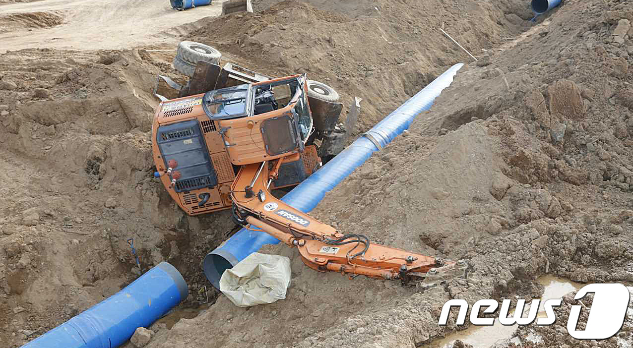 (평택=뉴스1) 오장환 기자 = 19일 오전 8시 13분께 경기도 평택시 동삭동 상수도 공사현장에서 상수도 배관 매설을 위해 땅을 파던 굴삭기가 주변 지반침하로 옆으로 넘어지면서 …