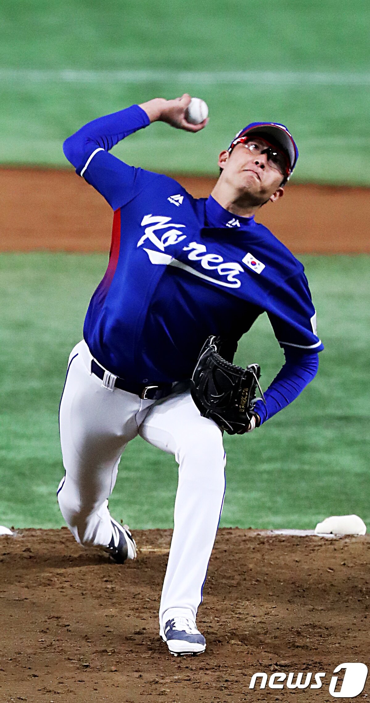 본문 이미지 - 2017년 아시아프로야구챔피언십 일본과의 결승전이 열린 도쿄돔에서 역투하는 박세웅. 2017.11.19/뉴스1 ⓒ News1 황기선 기자