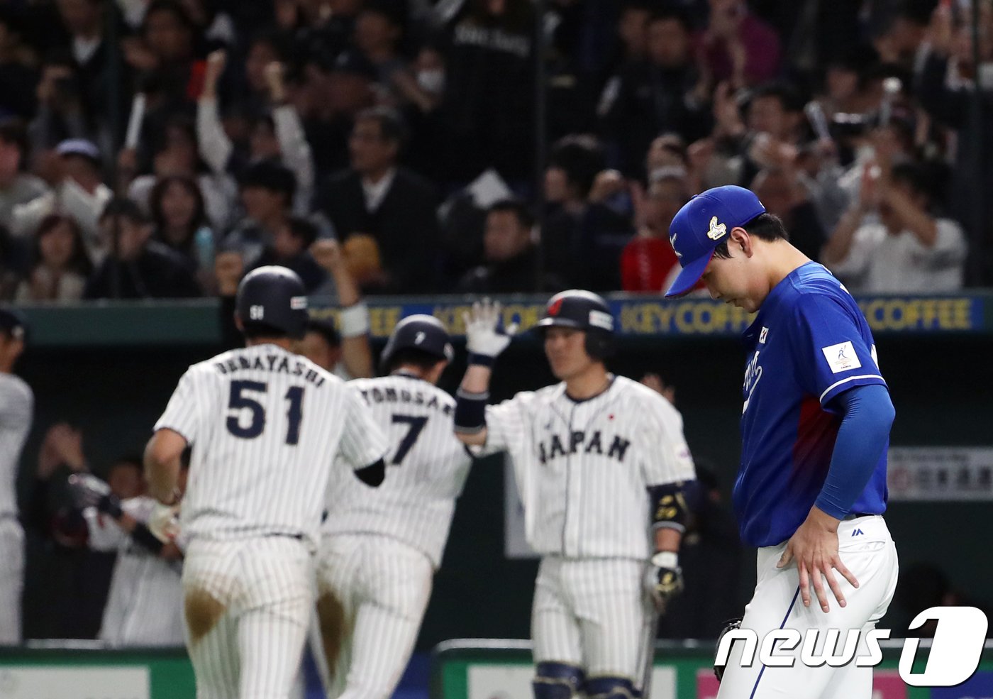 19일 일본 도쿄돔에서 열린 2017아시아프로야구챔피언십&#40;APBC&#41; 결승전 대한민국과 일본과의 경기, 5회말 무사 1,3루 상황에서 일본 니시카와에게 2타점 2루타를 맞은 대한민국 투수 김윤동이 아쉬워하고 있다. 2017.11.19/뉴스1 ⓒ News1 황기선 기자