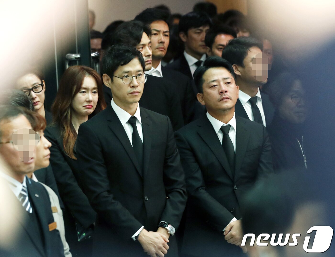 본문 이미지 - 고(故) 김주혁의 발인식이 2일 오전 서울 아산병원 장례식장에서 엄수됐다. 배우 도지원, 김지수, 유준상, 김준호 등이 그의 마지막 가는 길을 배웅하고 있다. 김주혁은 지난달 30일 오후 4시30분 경 삼성동의 한 도로에서 다른 차량과 충돌 후 인근에 있던 아파트 벽면을 들이 받은 뒤2017.11.2./뉴스1 ⓒ News1 권현진 기자