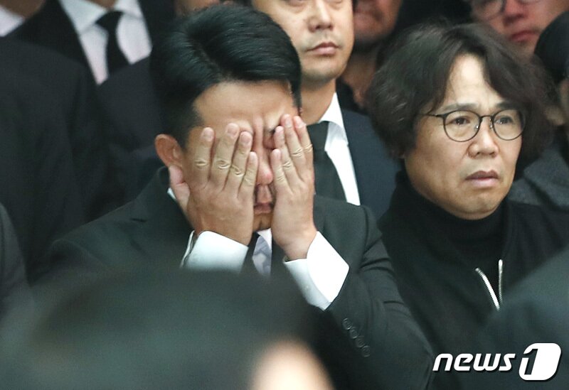 본문 이미지 - 고(故) 김주혁의 발인식이 2일 오전 서울 아산병원 장례식장에서 엄수됐다. '1박2일'에서 함께 동고동락 했던 개그맨 김준호가 눈물을 닦고 있다. 2017.11.2./뉴스1 ⓒ News1 권현진 기자