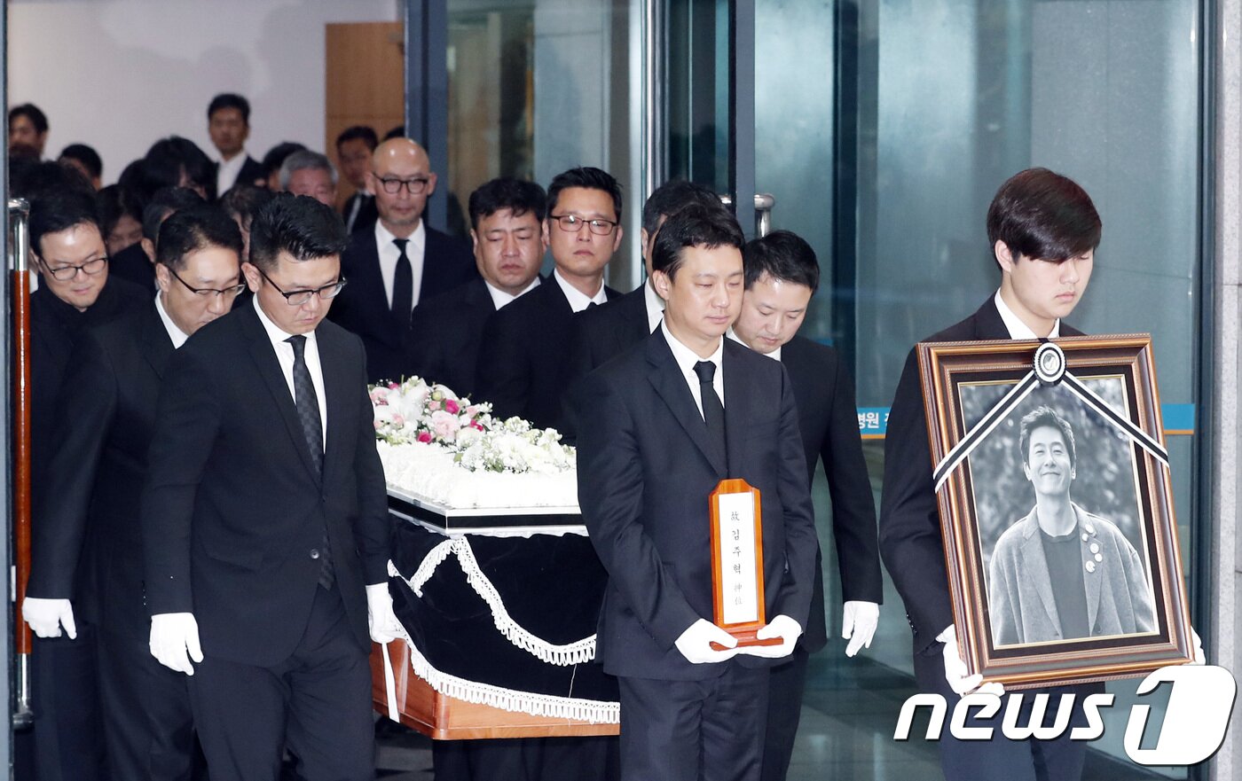 본문 이미지 - 고(故) 김주혁의 발인식이 2일 오전 서울 아산병원 장례식장에서 엄수됐다. 2017.11.2./뉴스1 ⓒ News1 권현진 기자