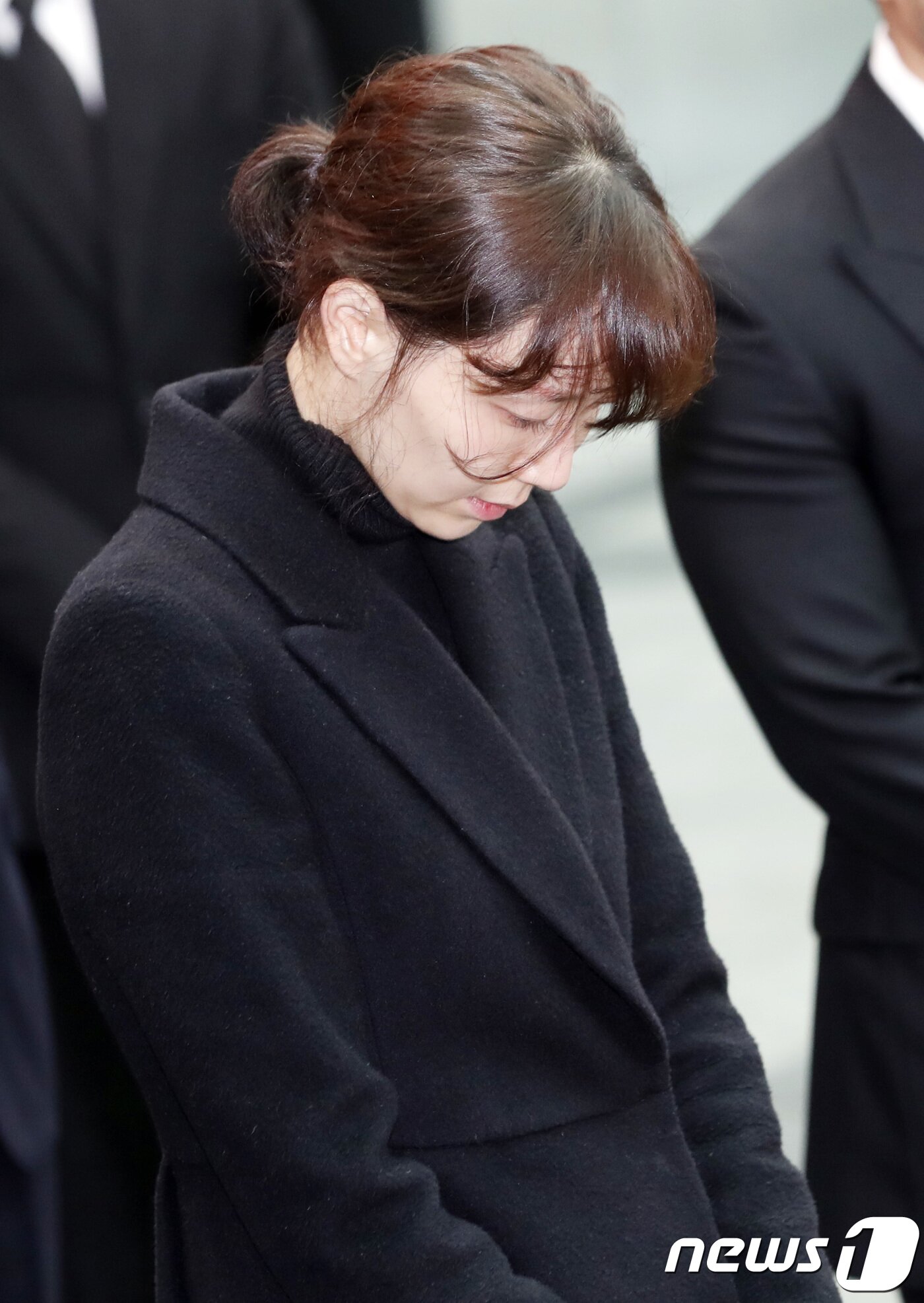 본문 이미지 - 고(故) 김주혁의 발인식이 2일 오전 서울 아산병원 장례식장에서 엄수됐다. 고인의 연인이였던 배우 이유영이 고인의 마지막 가는길을 배웅하고 있다. 2017.11.2./뉴스1 ⓒ News1 권현진 기자