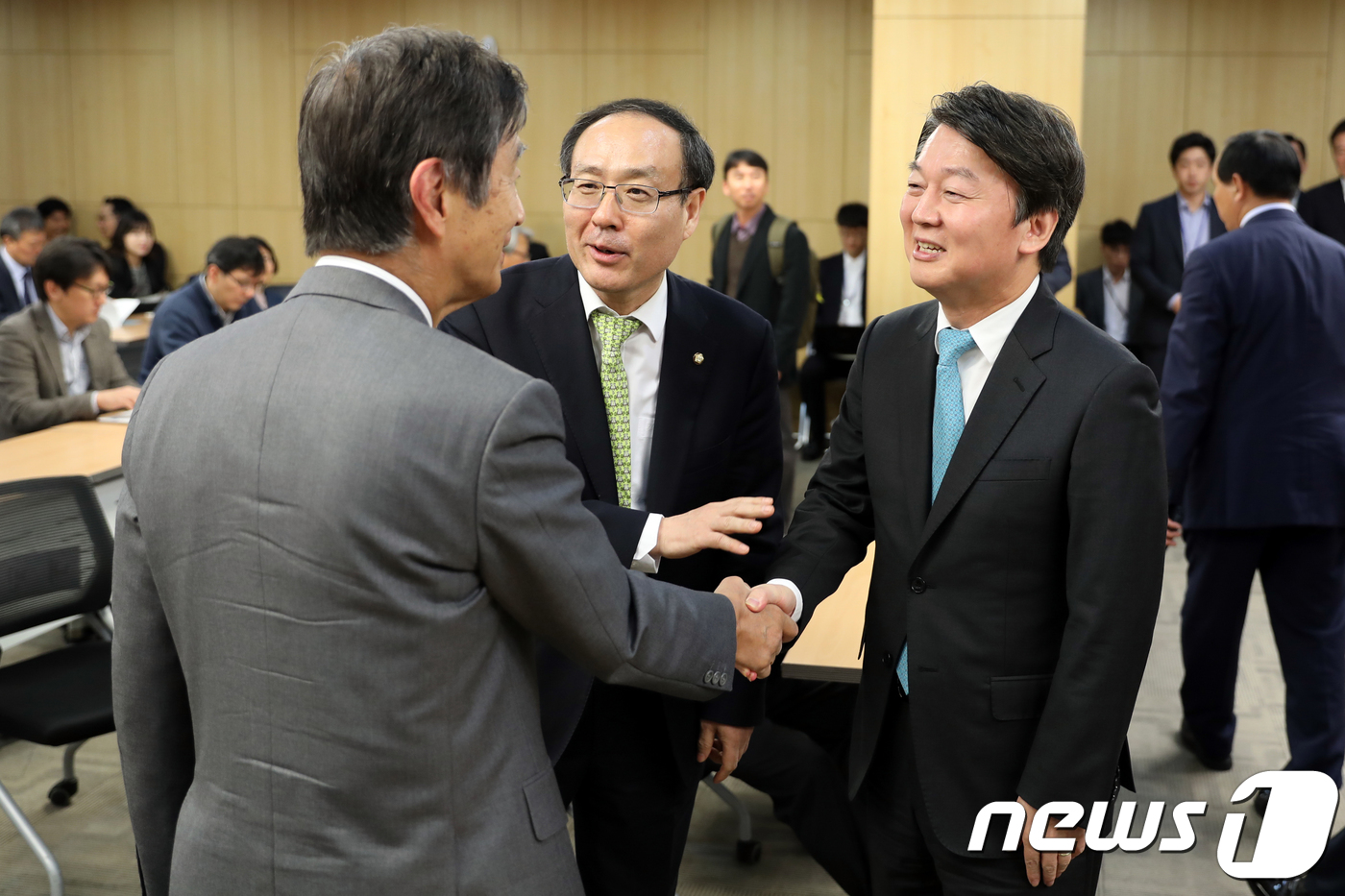 (서울=뉴스1) = 안철수 국민의당 대표가 2일 서울 여의도 국회의원회관에서 열린 '미래일자리와 교육포럼 초청 일본학술진흥회 안자이 유이치로 이사장 특별강연'에서 안자이 유이치로 …