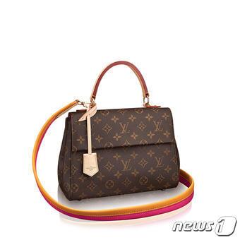 본문 이미지 - 최근 루이비통 클루니 BB 모노그램 제품 가격이 기존  224만원에서 238만원으로 6.25% 올랐다. ⓒ News1ⓒ News1