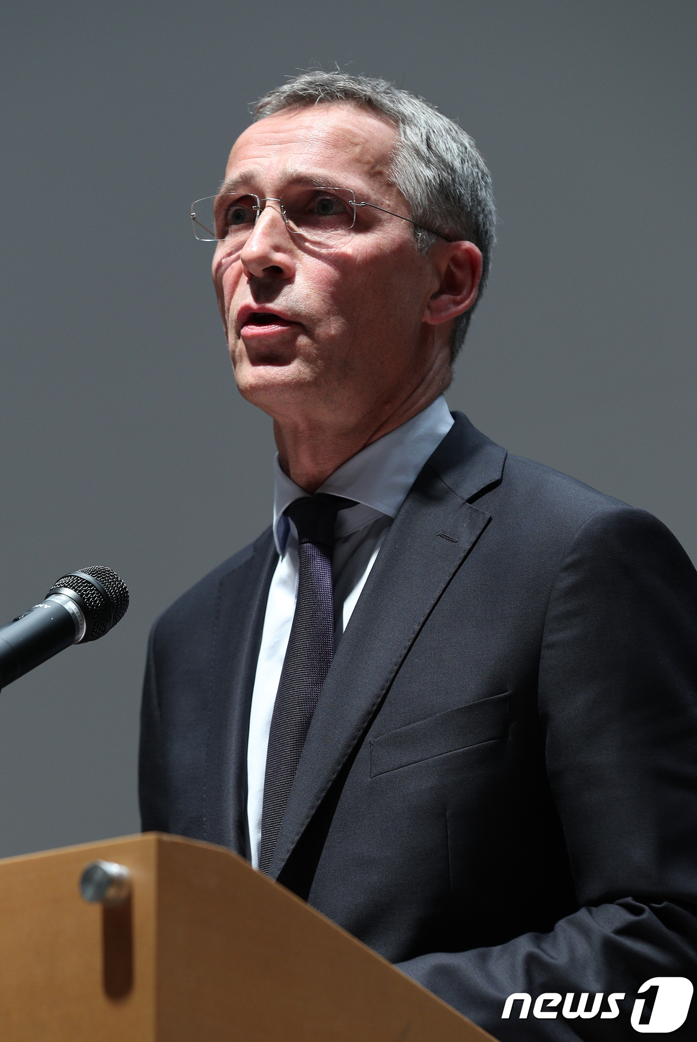 (서울=뉴스1) 신웅수 기자 = 옌스 스톨텐베르그 나토(NATO·북대서양조약기구) 사무총장이 2일 오후 서울 종로구 아산정책연구원에서 열린 기자회견에서 취재진의 질의에 답하고 있다 …