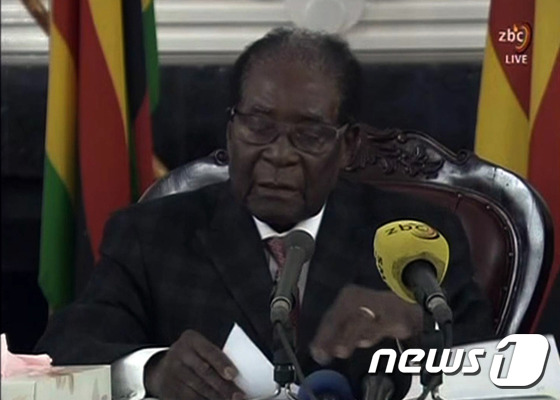 19일(현지시간) 로버트 무가베 짐바브웨 대통령이 TV 연설을 하는 모습.© AFP=뉴스1