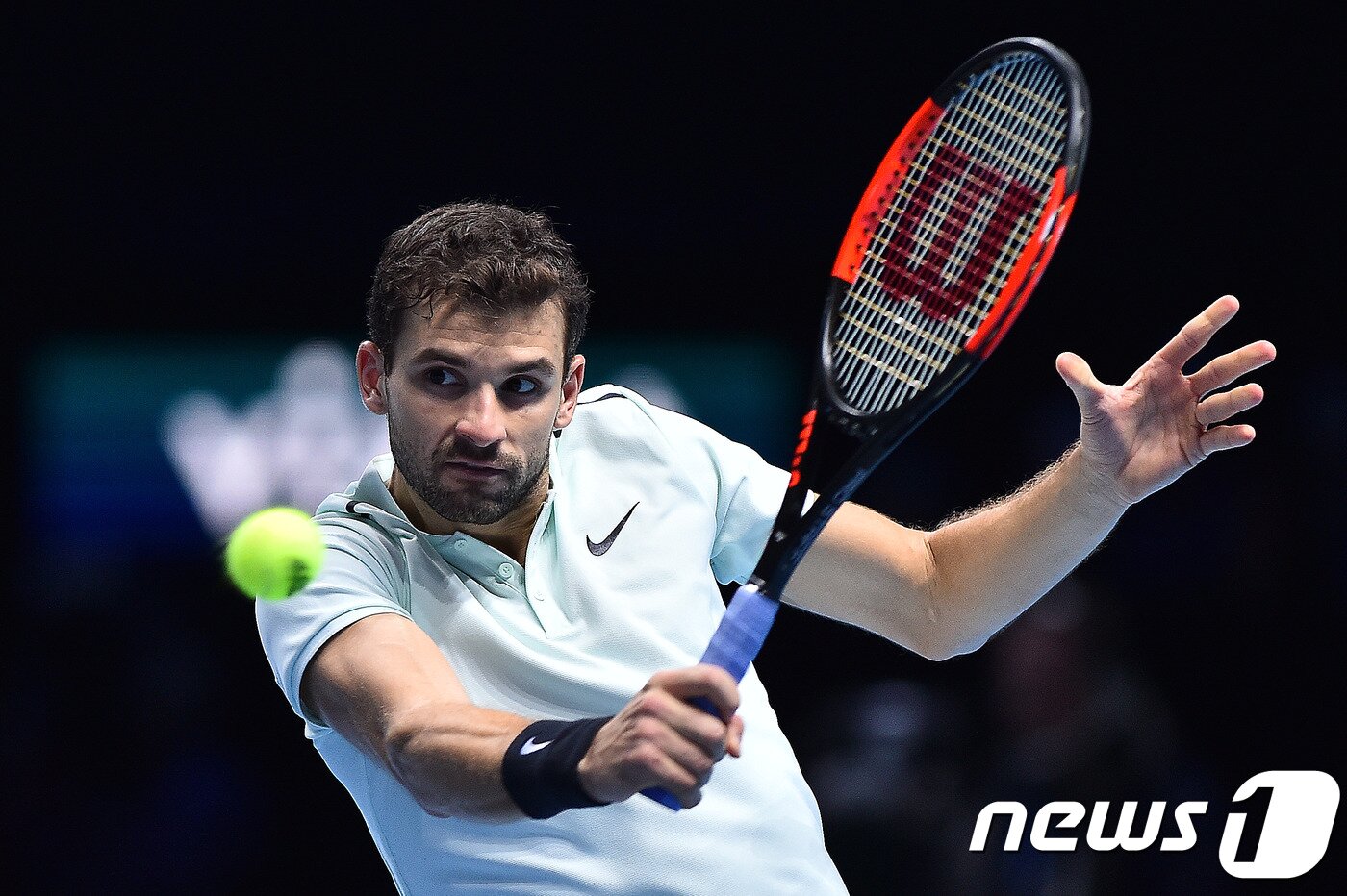 본문 이미지 - 디미트로프가 20일(한국시간) 영국 런던에서 열린 ATP 파이널 결승전에서 다비드 고핀을 상대하고 있다. ⓒ AFP=News1