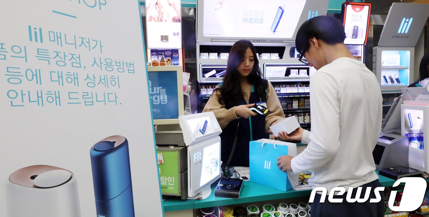 본문 이미지 - 서울 강남구 한 GS마트에서 소비자가 KT&G의 궐련형 전자담배 '릴(lil)'을 구매하고 있다. /뉴스1 ⓒ News1 김명섭 기자
