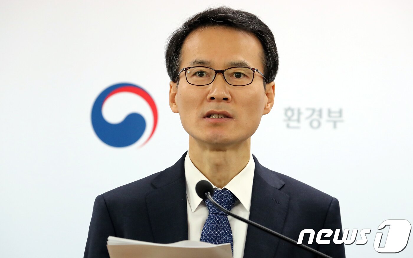 본문 이미지 - 조희송 환경부 수도정책과장이 지난 21일 정부세종청사 환경부 기자실에서 '수돗물 중 미세플라스틱 함유실태 조사결과' 브리핑을 하고 있다. 2017.11.23/뉴스1 ⓒ News1 장수영 기자