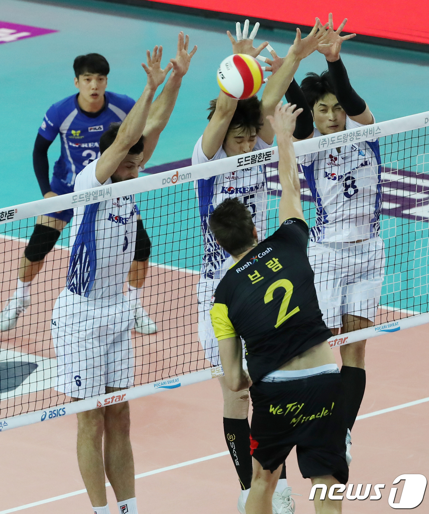 (인천=뉴스1) 구윤성 기자 = 21일 오후 인천 계양체육관에서 열린 '2017-2018 도드람 프로배구 V-리그' 남자부 대한항공과 OK저축은행의 경기에서 대한항공 선수들이 OK …