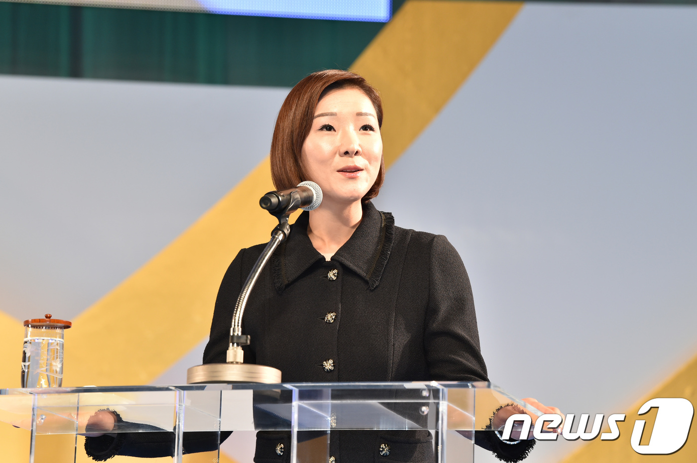 (서울=뉴스1) = 문선진 세계평화통일가정연합 세계회장이 21일 오후 일본 오사카 가도마스포츠센터에서 열린 ‘효정 패밀리 페스티벌 오사카 대회’에서 한학자 총재 기조연설을 소개하고 …