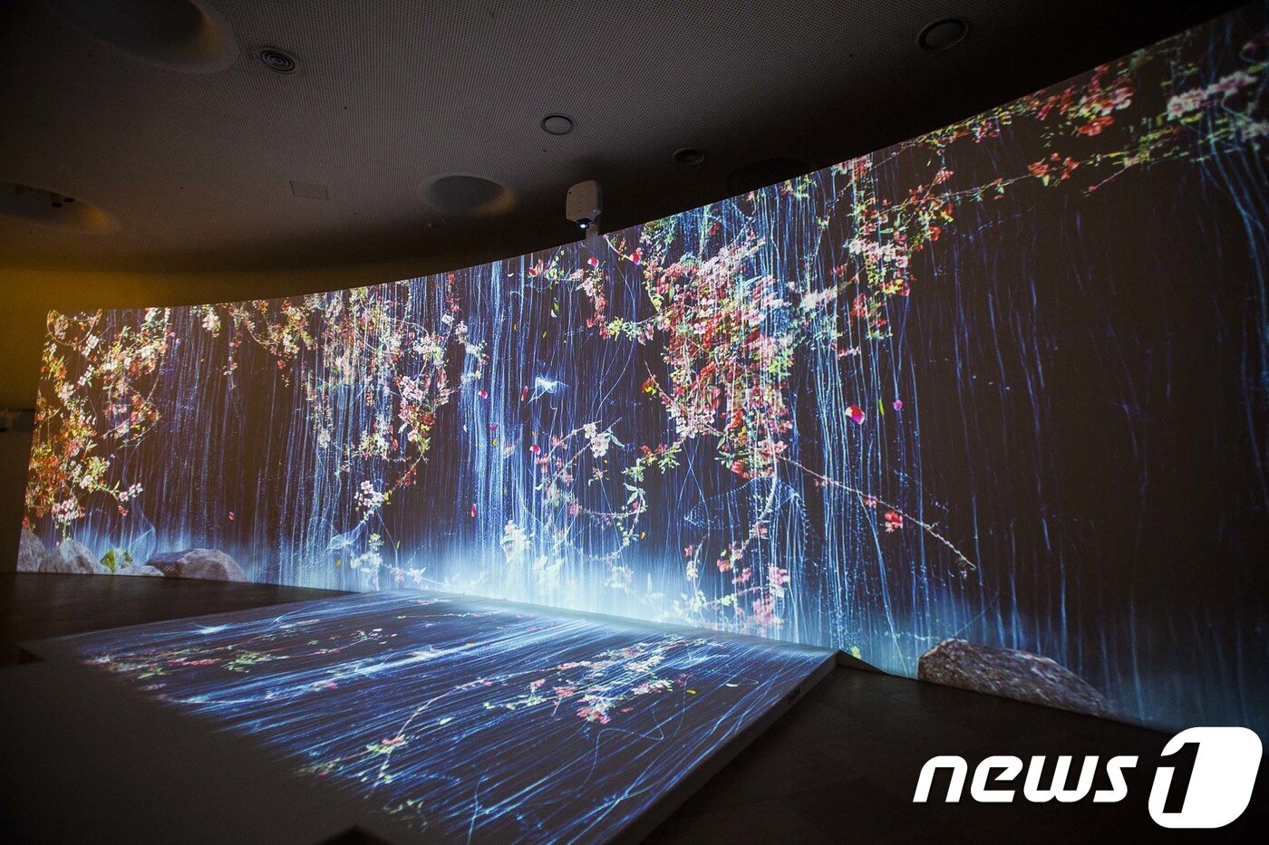 본문 이미지 - 초대형 영상 '굽은 선은 물결로 살아나고 곧은 선은 산맥으로 일어난다'는 겸재 정선의 산수화를 가로 21m 세로 5m에 생동감 있게 되살려냈다. 국보 제315호 '혜원전신첩'을 비롯해 초대형 미디어아트가 함께 전시되는 이번 특별전은 오는 24일부터 2018년 5월24일까지 서울 중구 광희동 동대문디자인플라자(이하 DDP) 디자인박물관에서 열린다. 2017.11.222/뉴스1 ⓒ News1 박정환 기자
